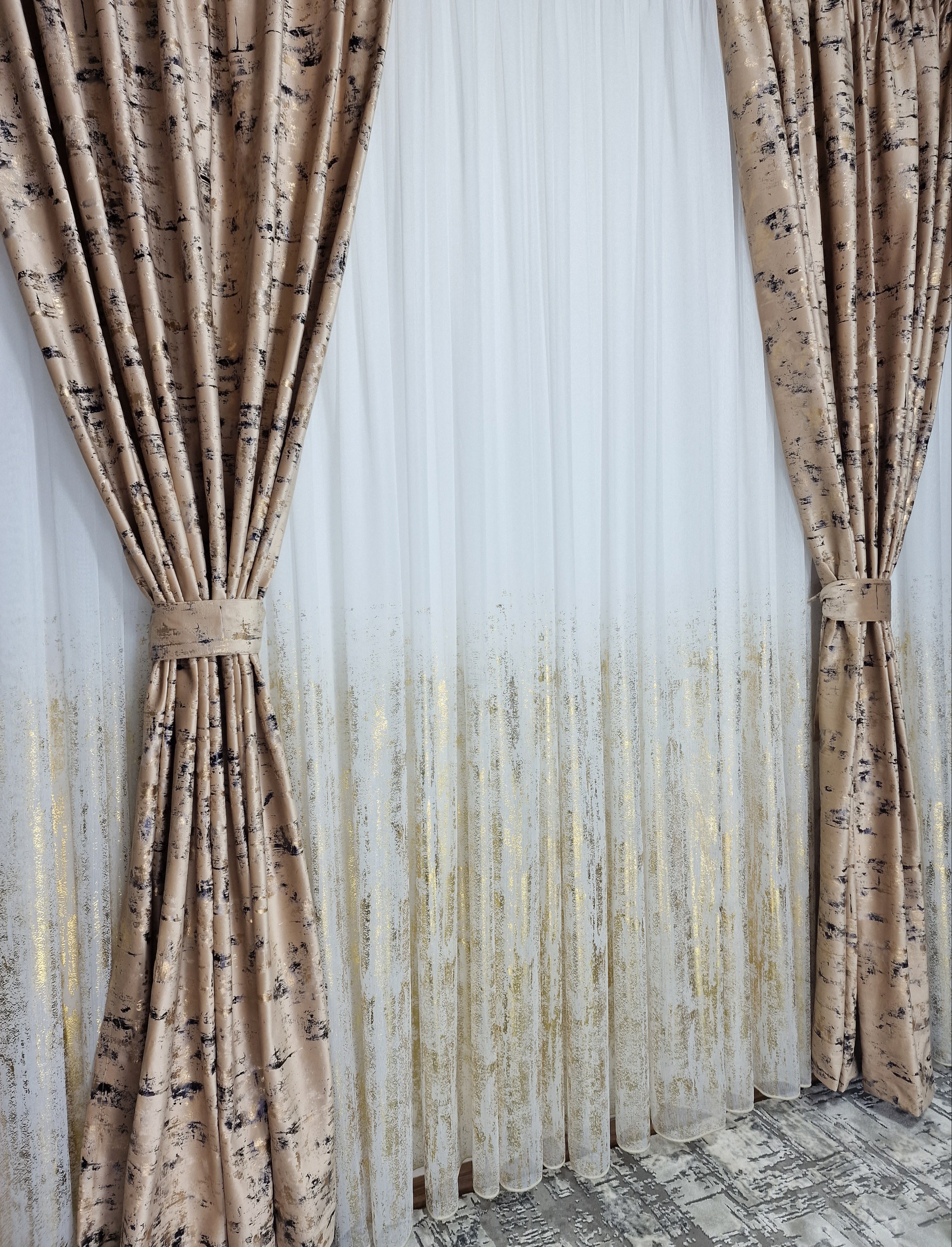 Set complet perdea si draperie, colectia Golden, varianta crem - CASABLANCA Set complet perdea si draperie, colectia Golden, varianta crem CASABLANCA  740.00 CASABLANCA  CASABLANCA