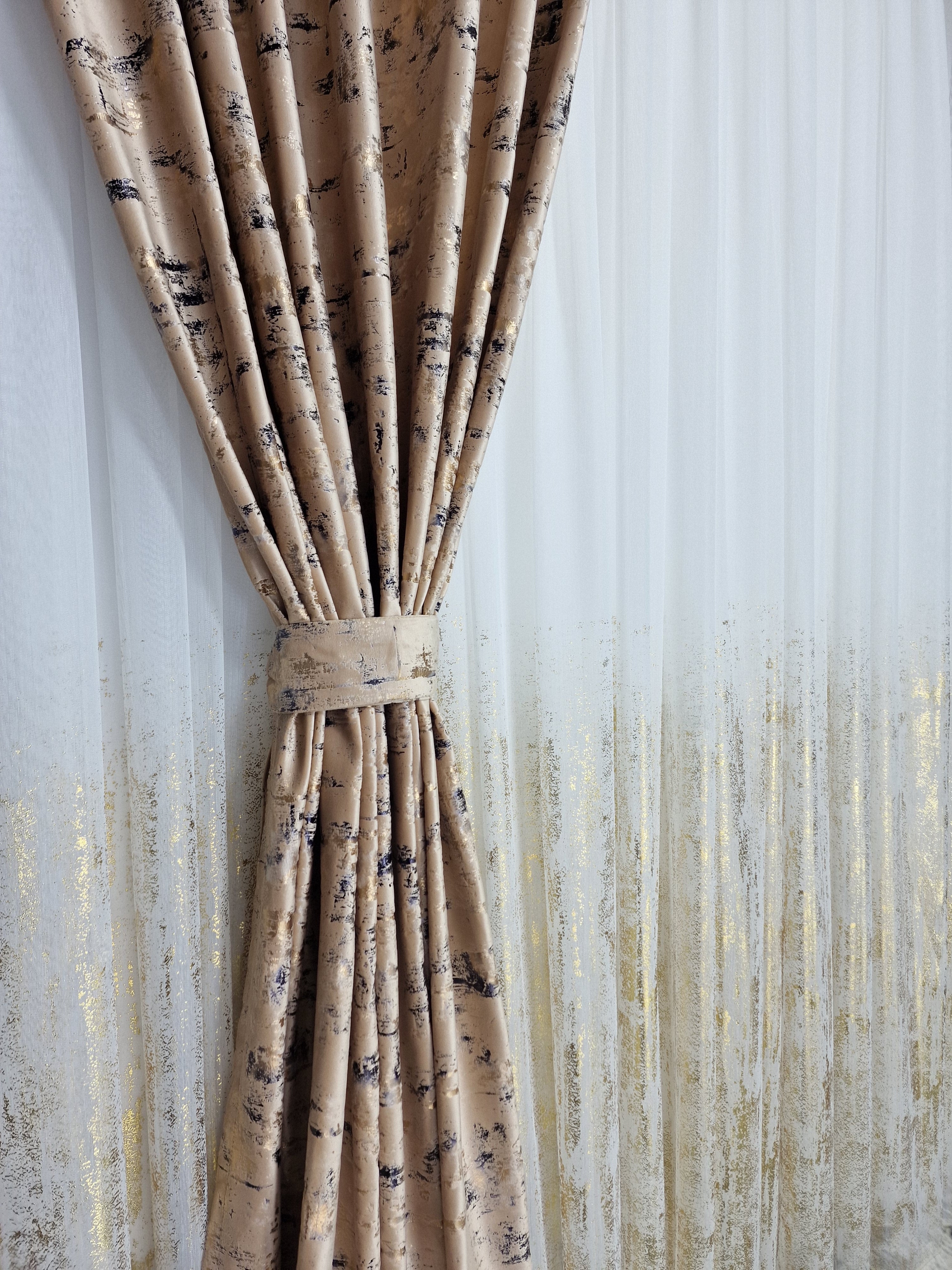 Set complet perdea si draperie, colectia Golden, varianta crem - CASABLANCA Set complet perdea si draperie, colectia Golden, varianta crem CASABLANCA  740.00 CASABLANCA  CASABLANCA