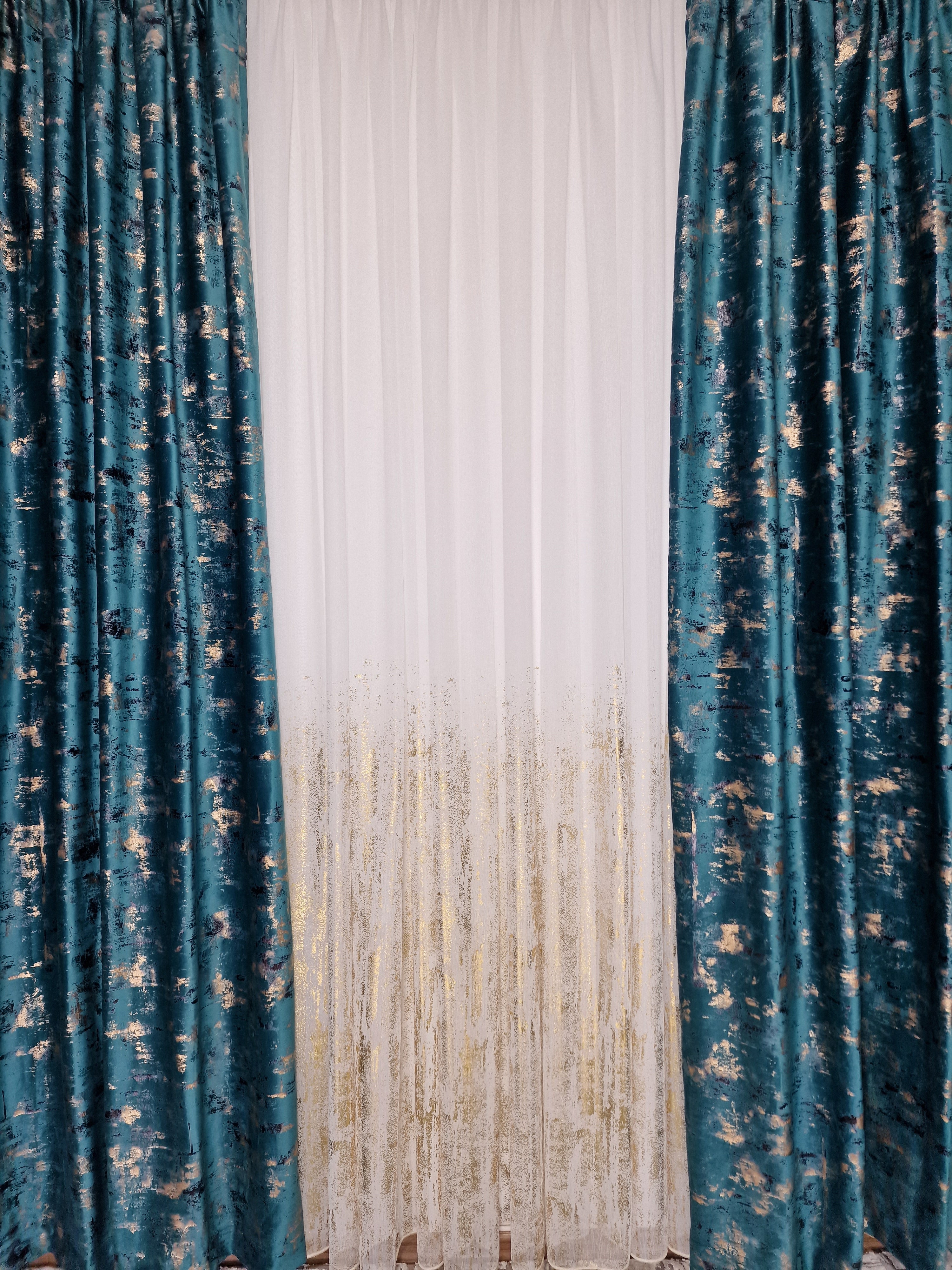 Set complet perdea si draperie, colectia Golden, varianta turcoaz - CASABLANCA Set complet perdea si draperie, colectia Golden, varianta turcoaz CASABLANCA  740.00 CASABLANCA  CASABLANCA