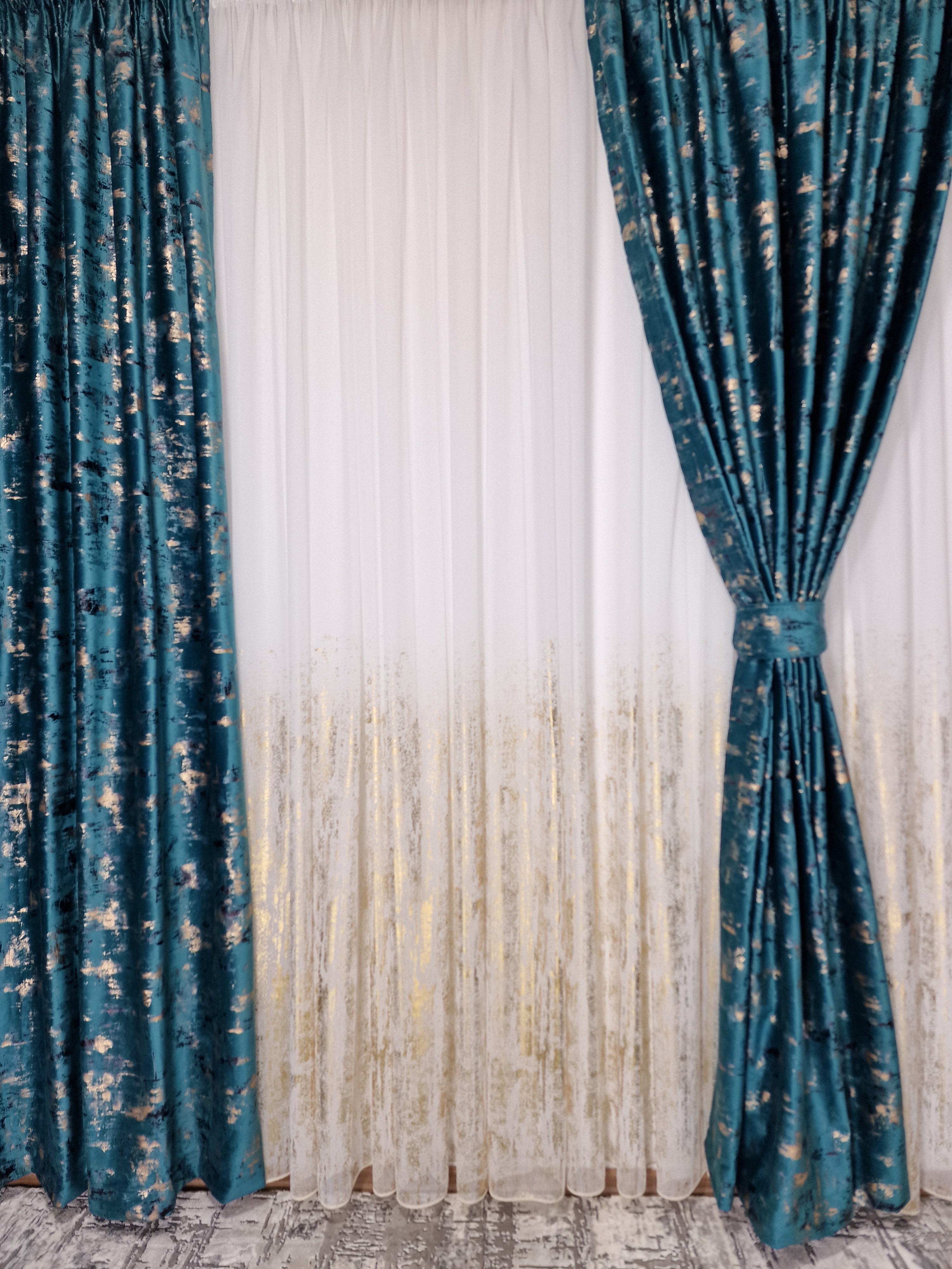 Set complet perdea si draperie, colectia Golden, varianta turcoaz - CASABLANCA Set complet perdea si draperie, colectia Golden, varianta turcoaz CASABLANCA  740.00 CASABLANCA  CASABLANCA