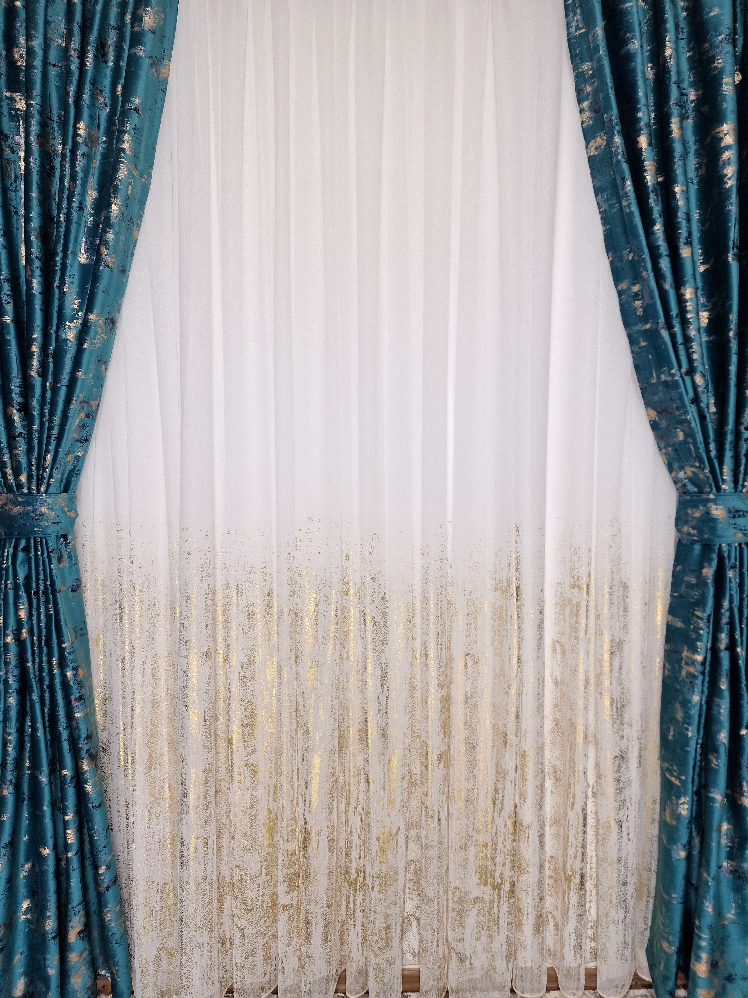 Set complet perdea si draperie, colectia Golden, varianta turcoaz - CASABLANCA Set complet perdea si draperie, colectia Golden, varianta turcoaz CASABLANCA  740.00 CASABLANCA  CASABLANCA