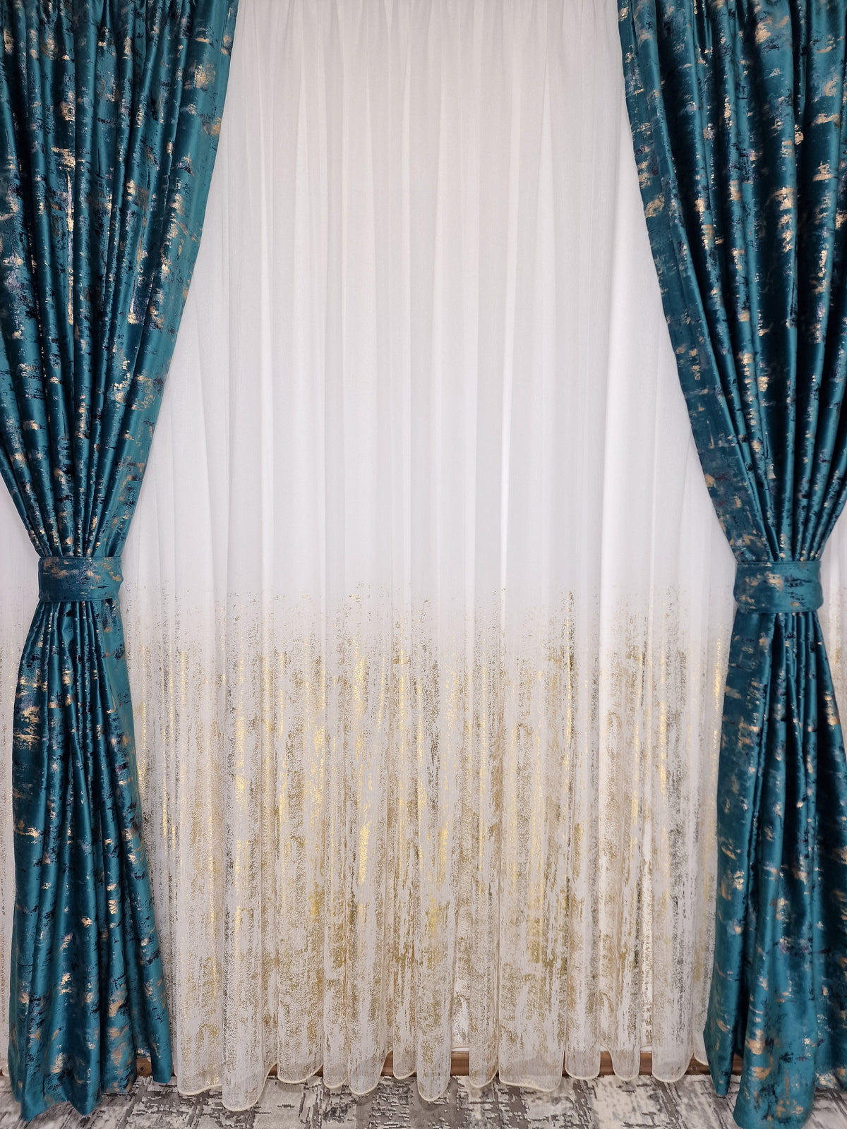 Set complet perdea si draperie, colectia Golden, varianta turcoaz - CASABLANCA Set complet perdea si draperie, colectia Golden, varianta turcoaz CASABLANCA  740.00 CASABLANCA  CASABLANCA