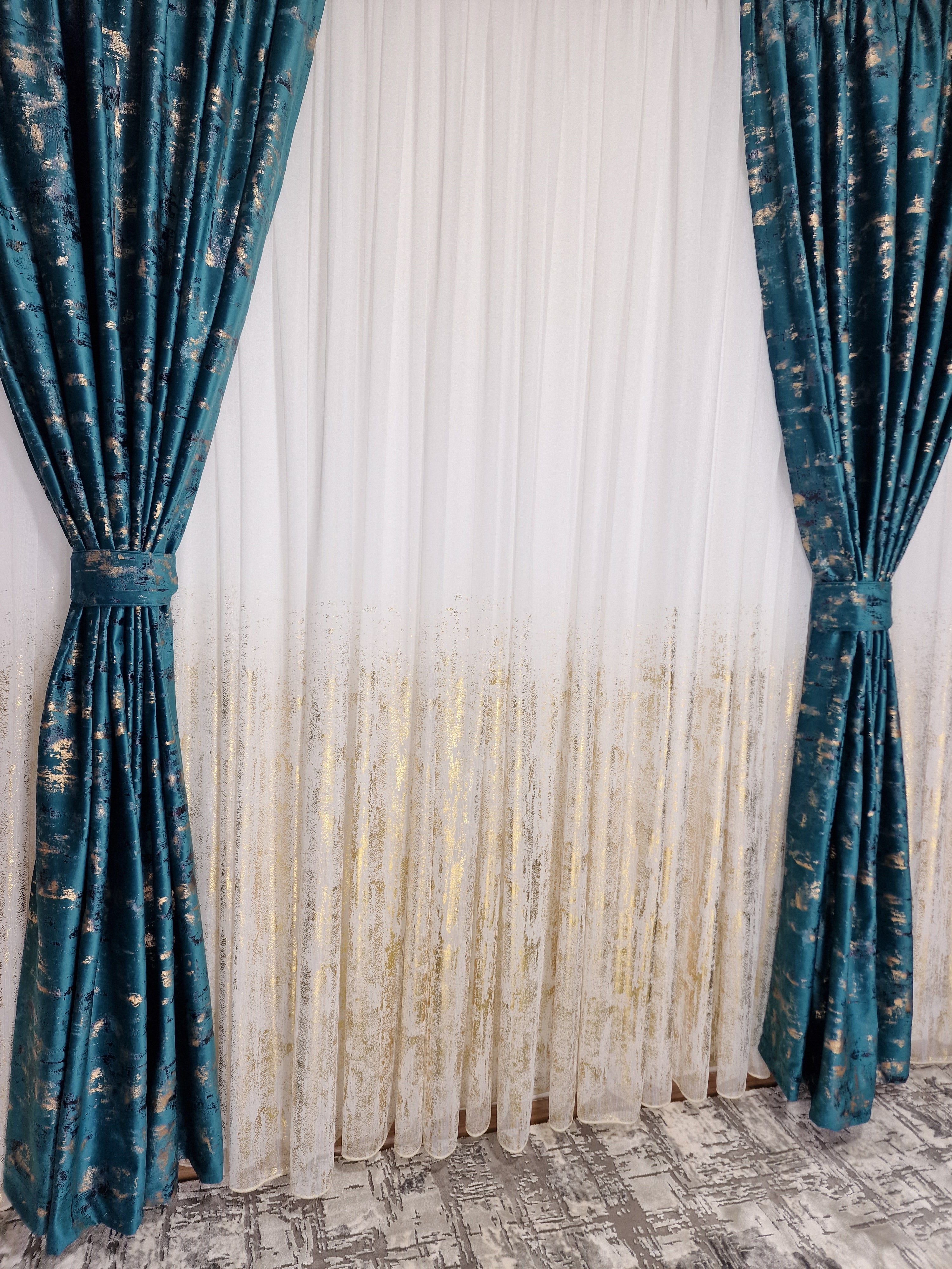Set complet perdea si draperie, colectia Golden, varianta turcoaz - CASABLANCA Set complet perdea si draperie, colectia Golden, varianta turcoaz CASABLANCA  740.00 CASABLANCA  CASABLANCA