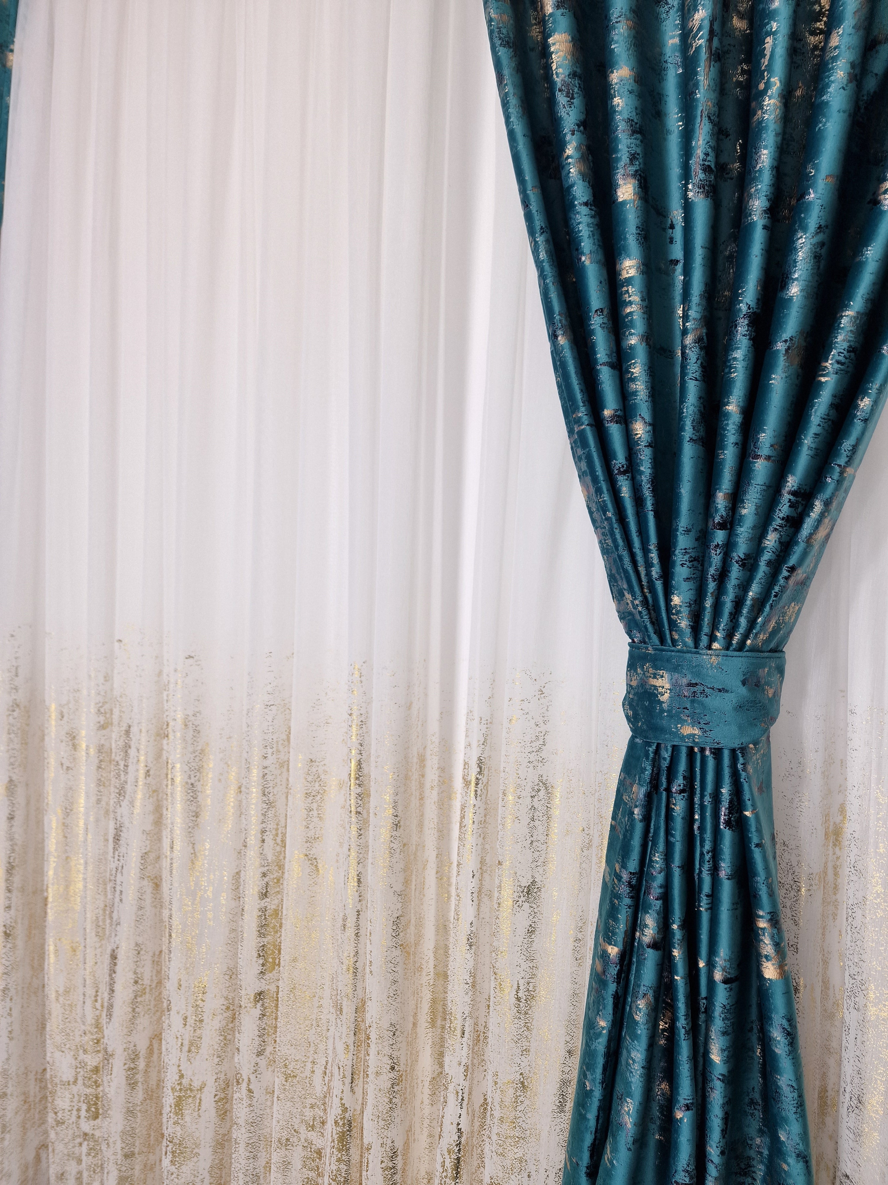 Set complet perdea si draperie, colectia Golden, varianta turcoaz - CASABLANCA Set complet perdea si draperie, colectia Golden, varianta turcoaz CASABLANCA  740.00 CASABLANCA  CASABLANCA