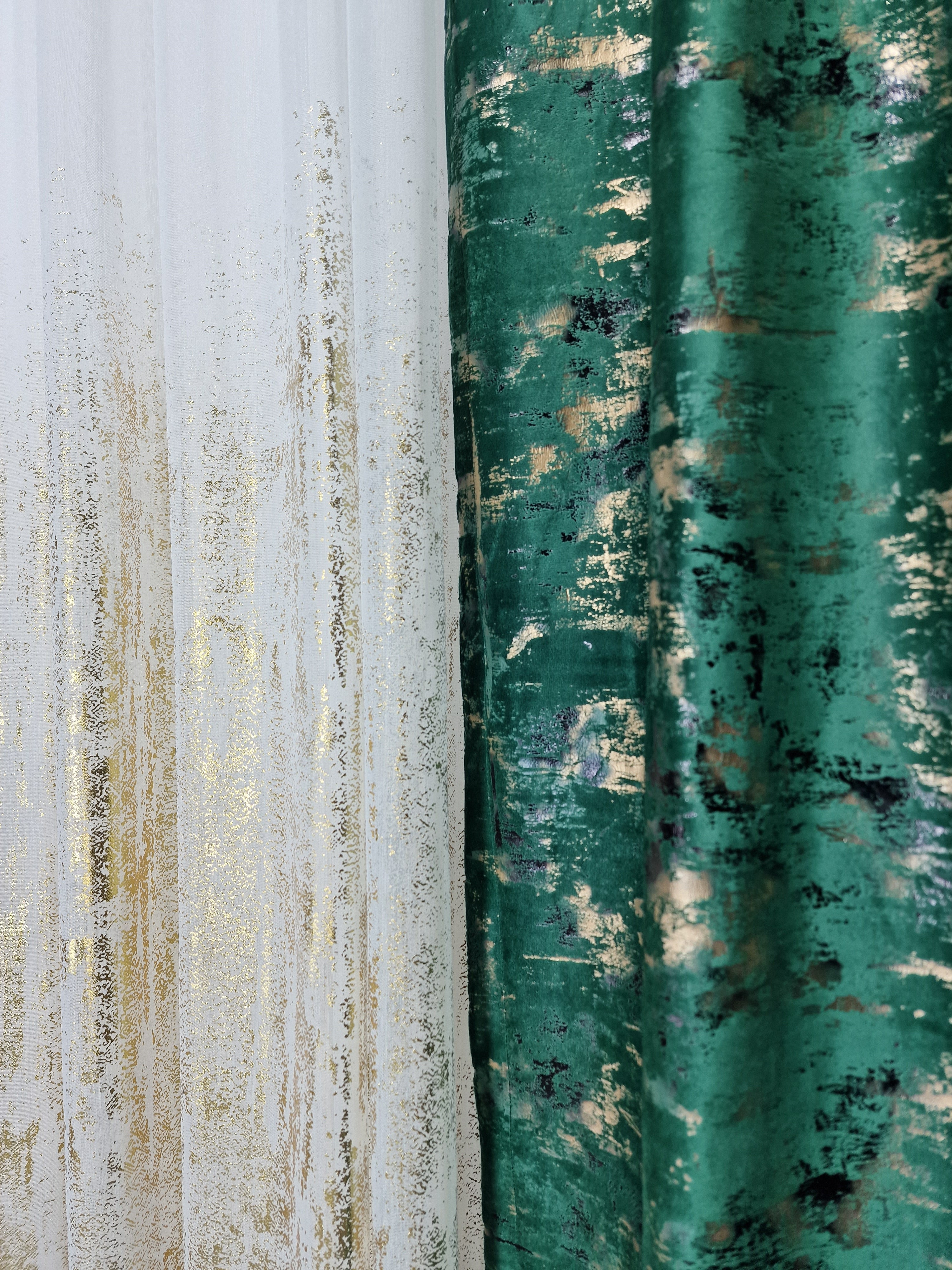Set complet perdea si draperie, colectia Golden, varianta verde smarald - CASABLANCA Set complet perdea si draperie, colectia Golden, varianta verde smarald CASABLANCA  740.00 CASABLANCA  CASABLANCA