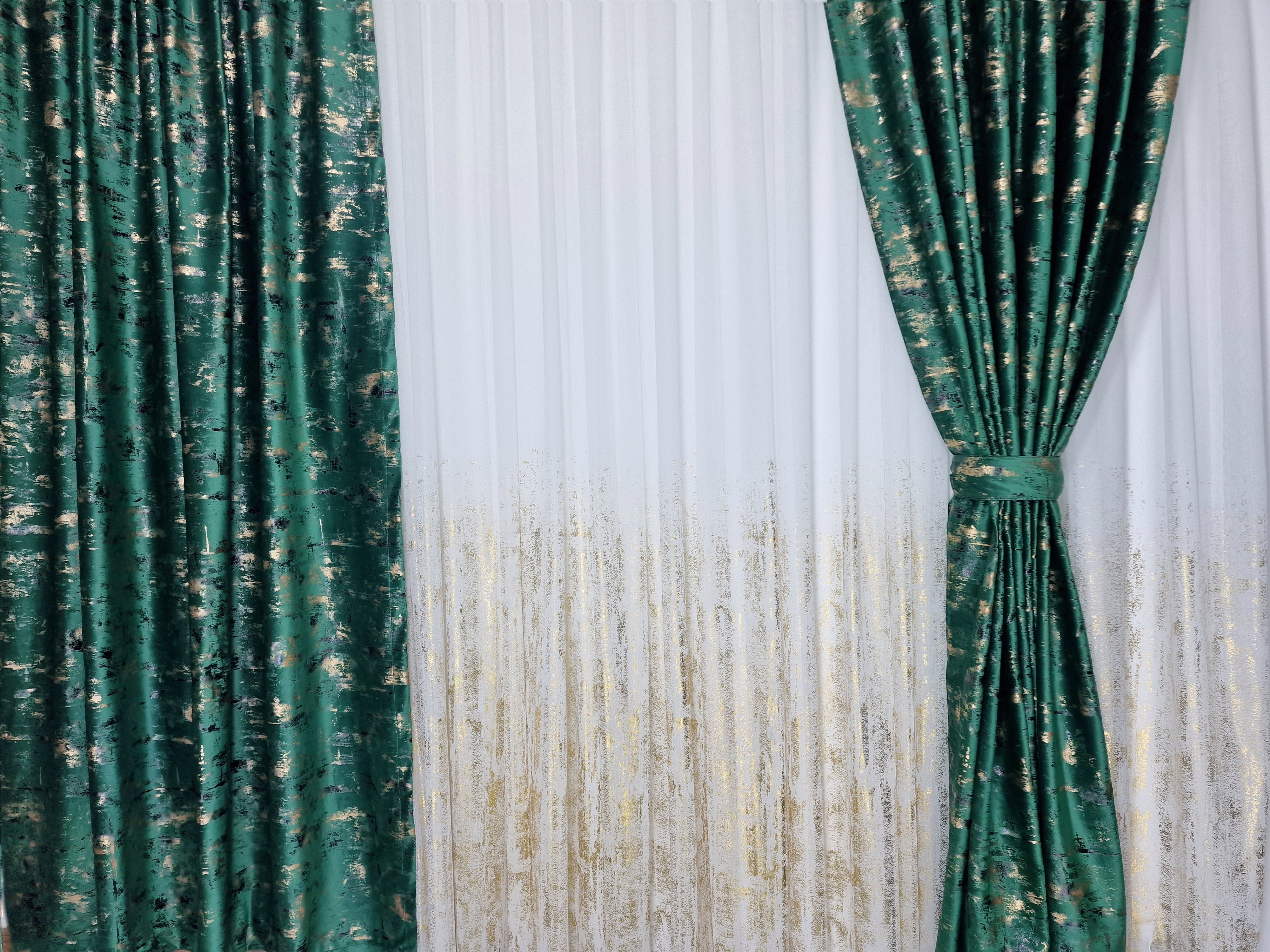 Set complet perdea si draperie, colectia Golden, varianta verde smarald - CASABLANCA Set complet perdea si draperie, colectia Golden, varianta verde smarald CASABLANCA  740.00 CASABLANCA  CASABLANCA
