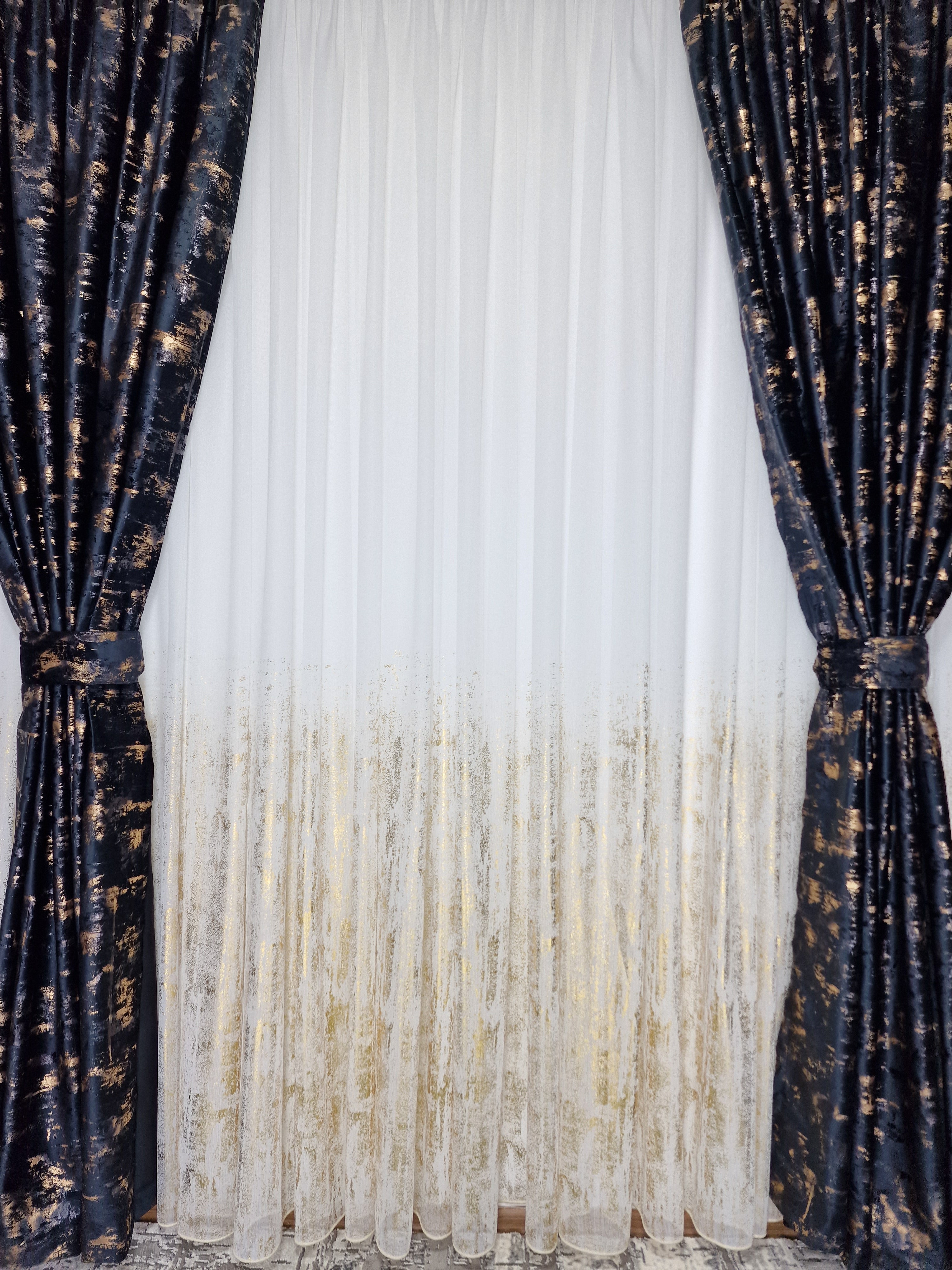 Set complet perdea si draperie, colectia Golden, varianta pe negru - CASABLANCA Set complet perdea si draperie, colectia Golden, varianta pe negru CASABLANCA  740.00 CASABLANCA  CASABLANCA