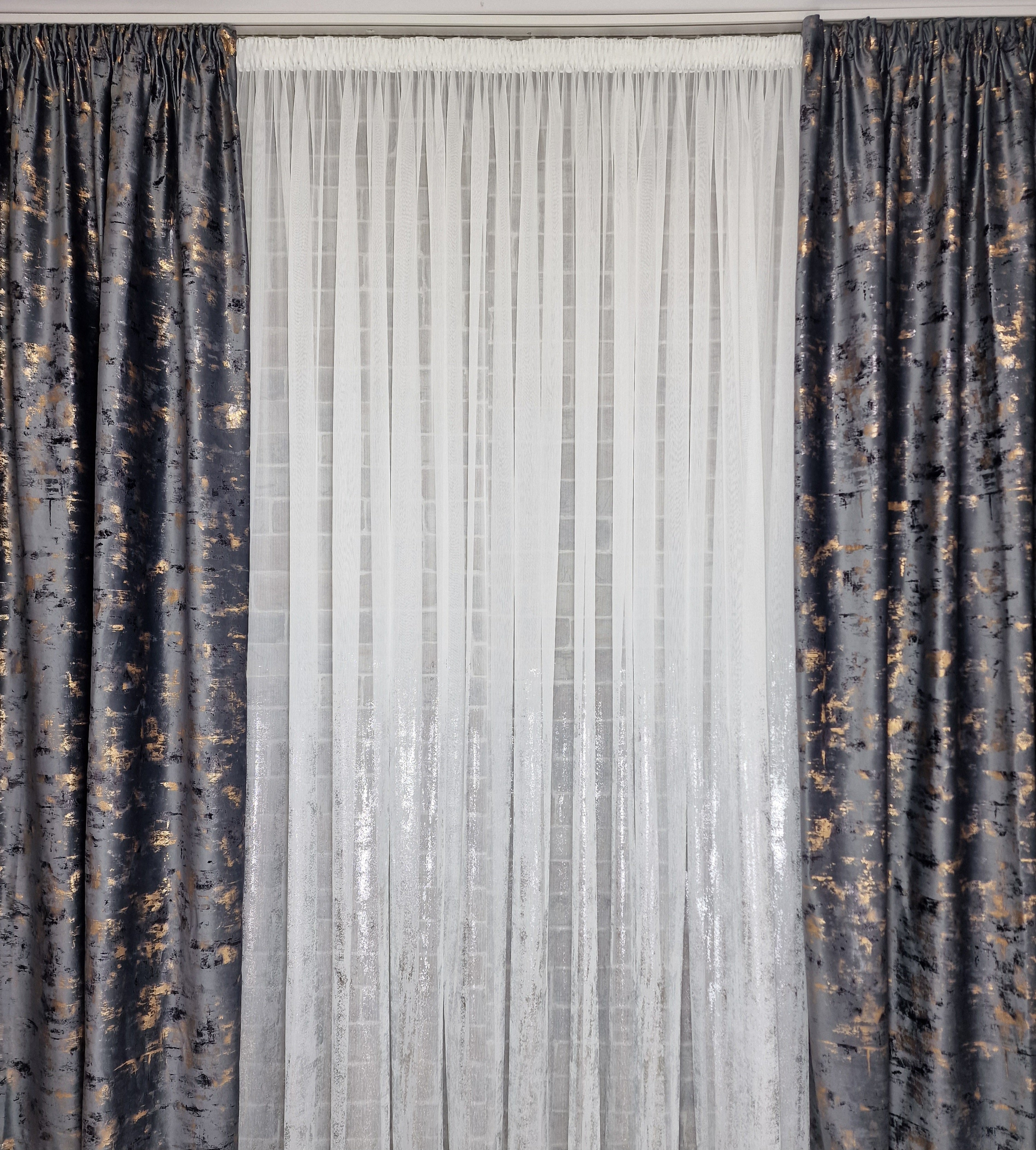 Set complet perdea si draperie, colectia Golden, varianta gri inchis - CASABLANCA Set complet perdea si draperie, colectia Golden, varianta gri inchis CASABLANCA  740.00 CASABLANCA  CASABLANCA