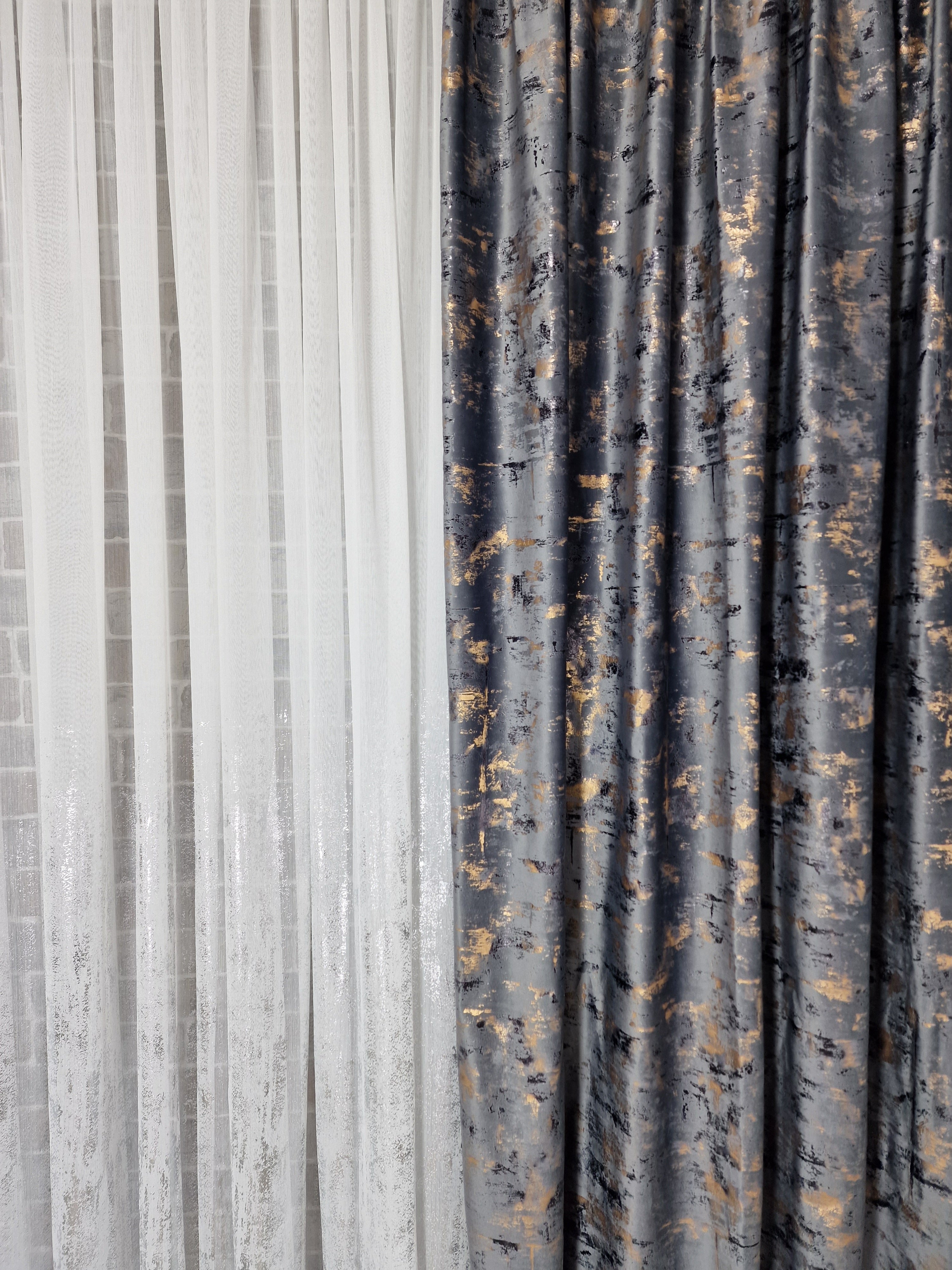Set complet perdea si draperie, colectia Golden, varianta gri inchis - CASABLANCA Set complet perdea si draperie, colectia Golden, varianta gri inchis CASABLANCA  740.00 CASABLANCA  CASABLANCA
