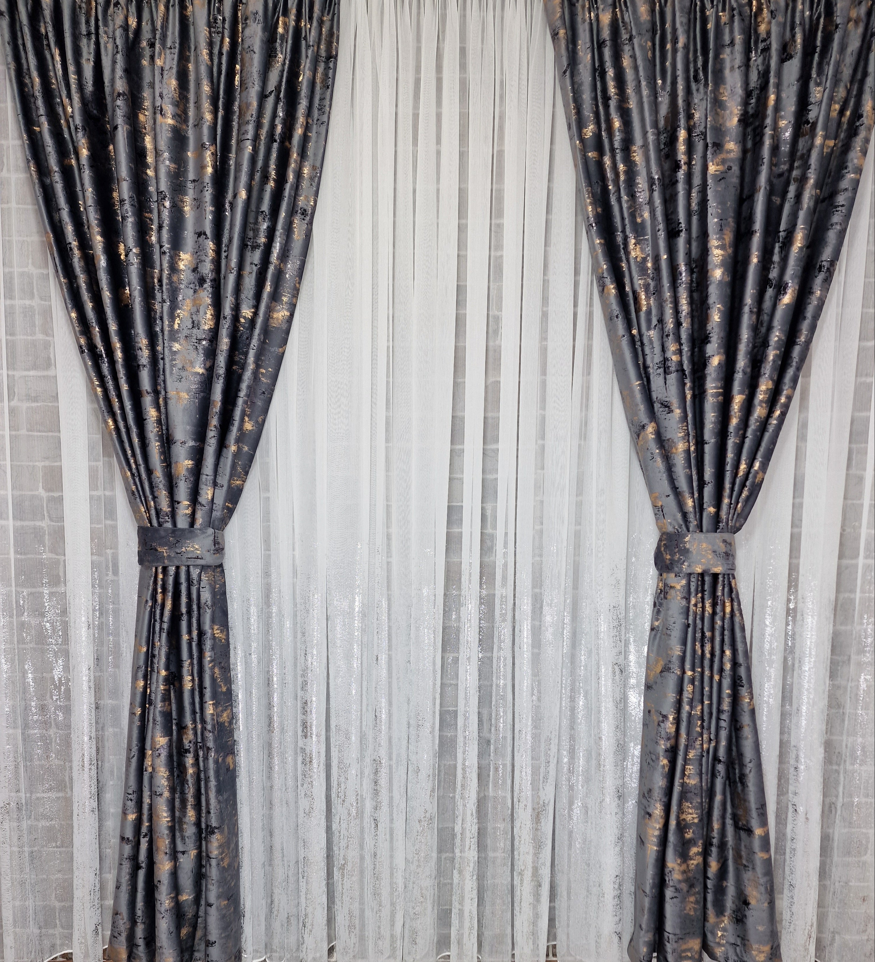 Set complet perdea si draperie, colectia Golden, varianta gri inchis - CASABLANCA Set complet perdea si draperie, colectia Golden, varianta gri inchis CASABLANCA  740.00 CASABLANCA  CASABLANCA