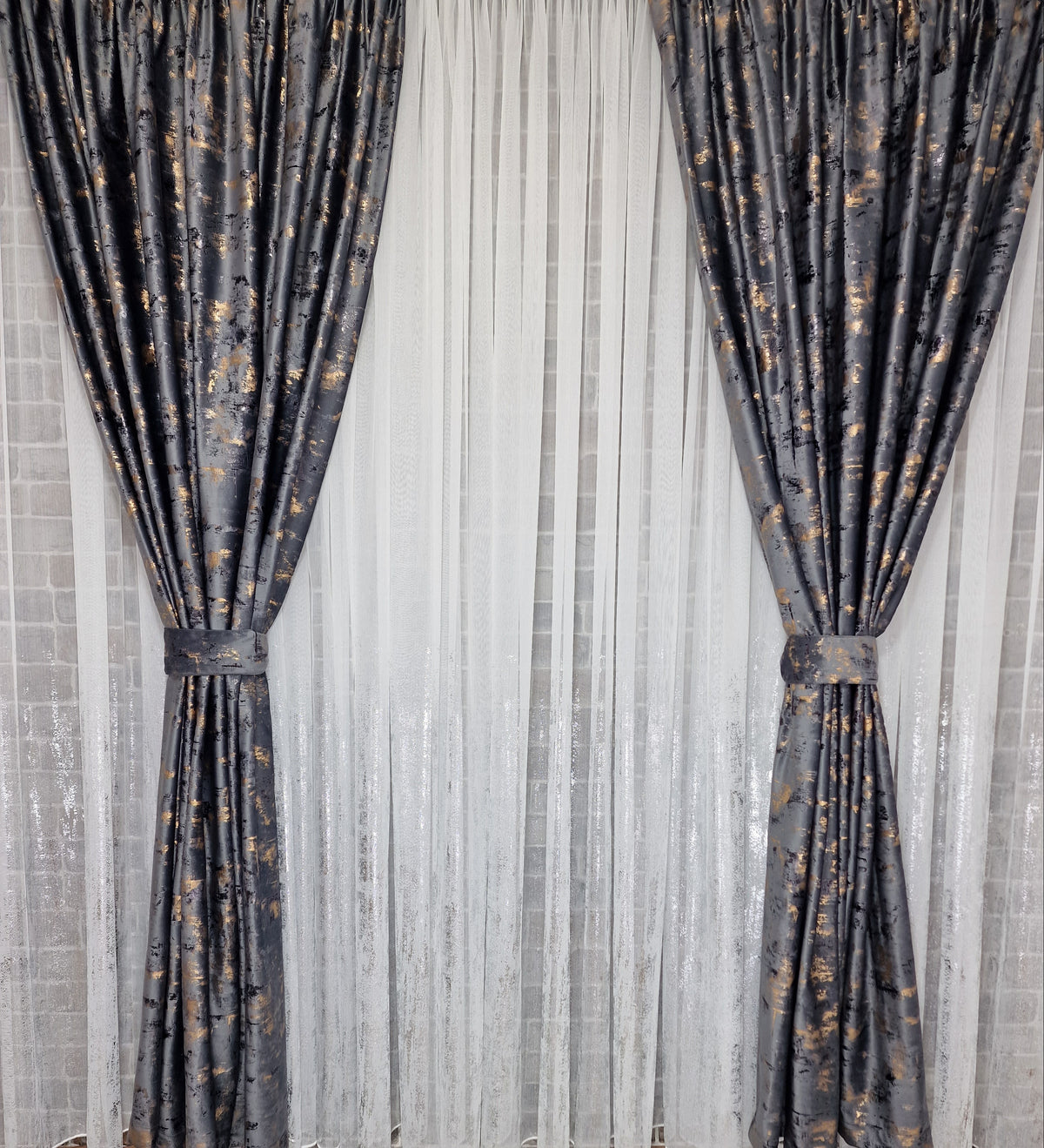 Set complet perdea si draperie, colectia Golden, varianta gri inchis - CASABLANCA Set complet perdea si draperie, colectia Golden, varianta gri inchis CASABLANCA  740.00 CASABLANCA  CASABLANCA