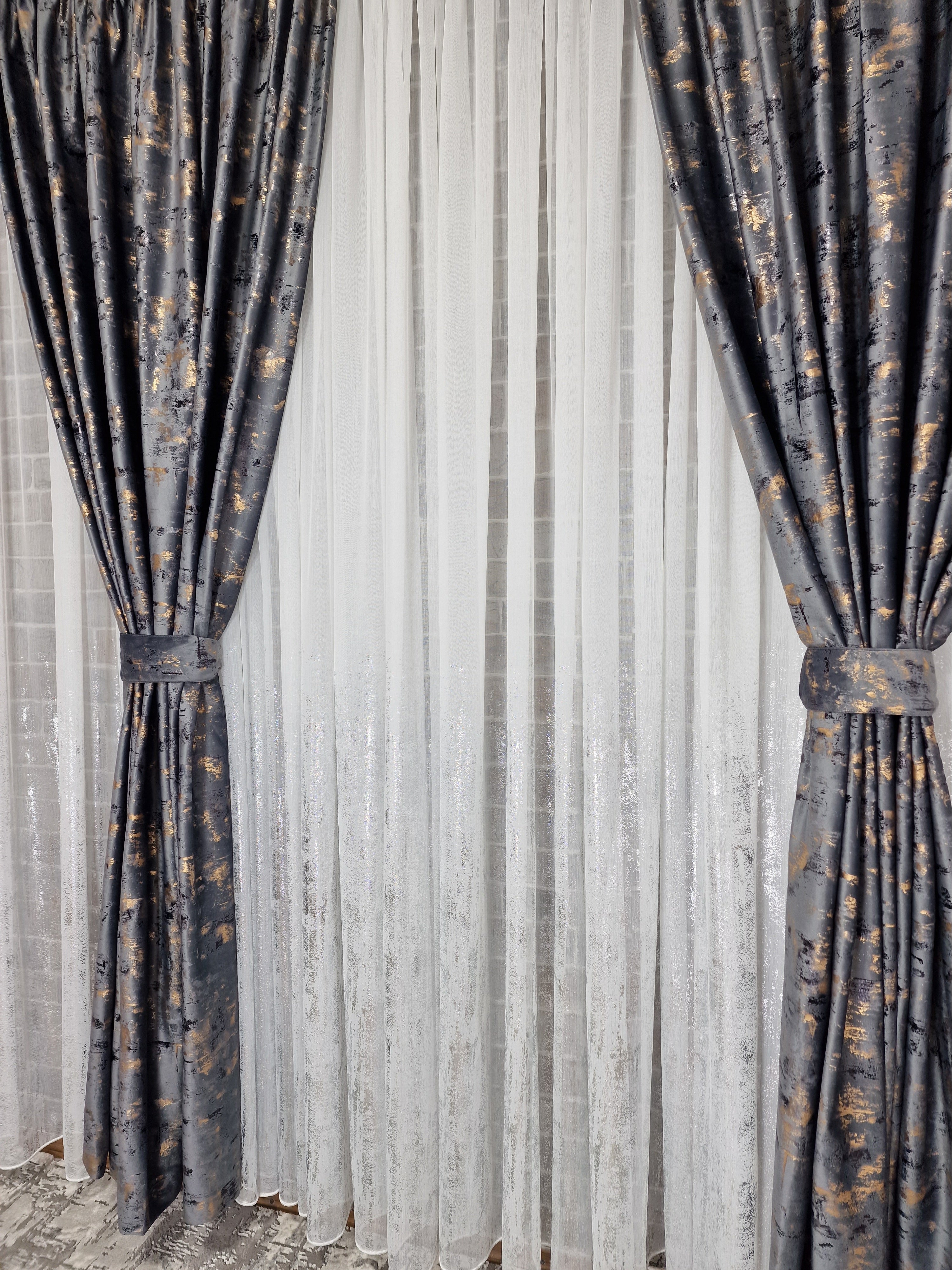 Set complet perdea si draperie, colectia Golden, varianta gri inchis - CASABLANCA Set complet perdea si draperie, colectia Golden, varianta gri inchis CASABLANCA  740.00 CASABLANCA  CASABLANCA