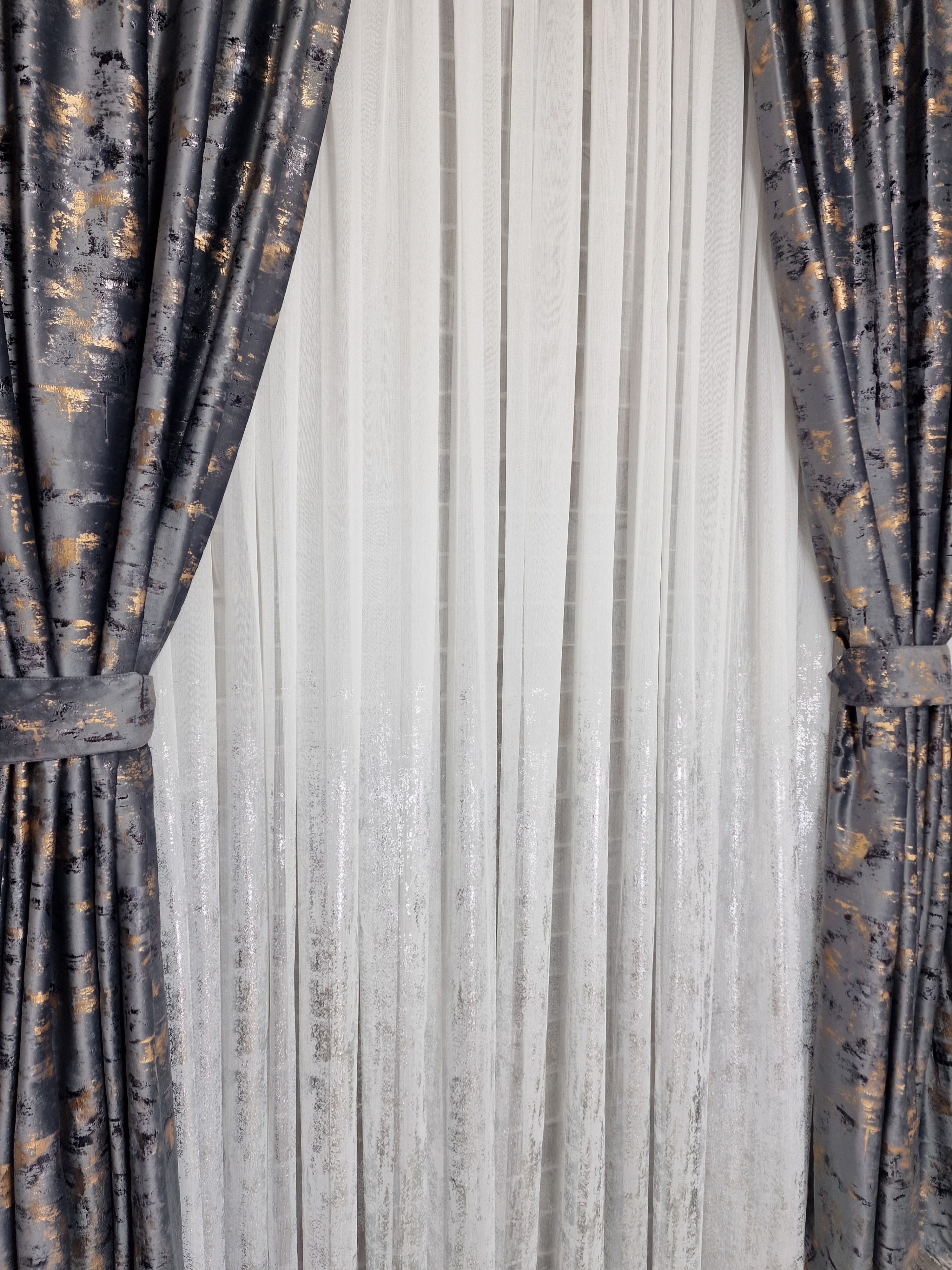 Set complet perdea si draperie, colectia Golden, varianta gri inchis - CASABLANCA Set complet perdea si draperie, colectia Golden, varianta gri inchis CASABLANCA  740.00 CASABLANCA  CASABLANCA