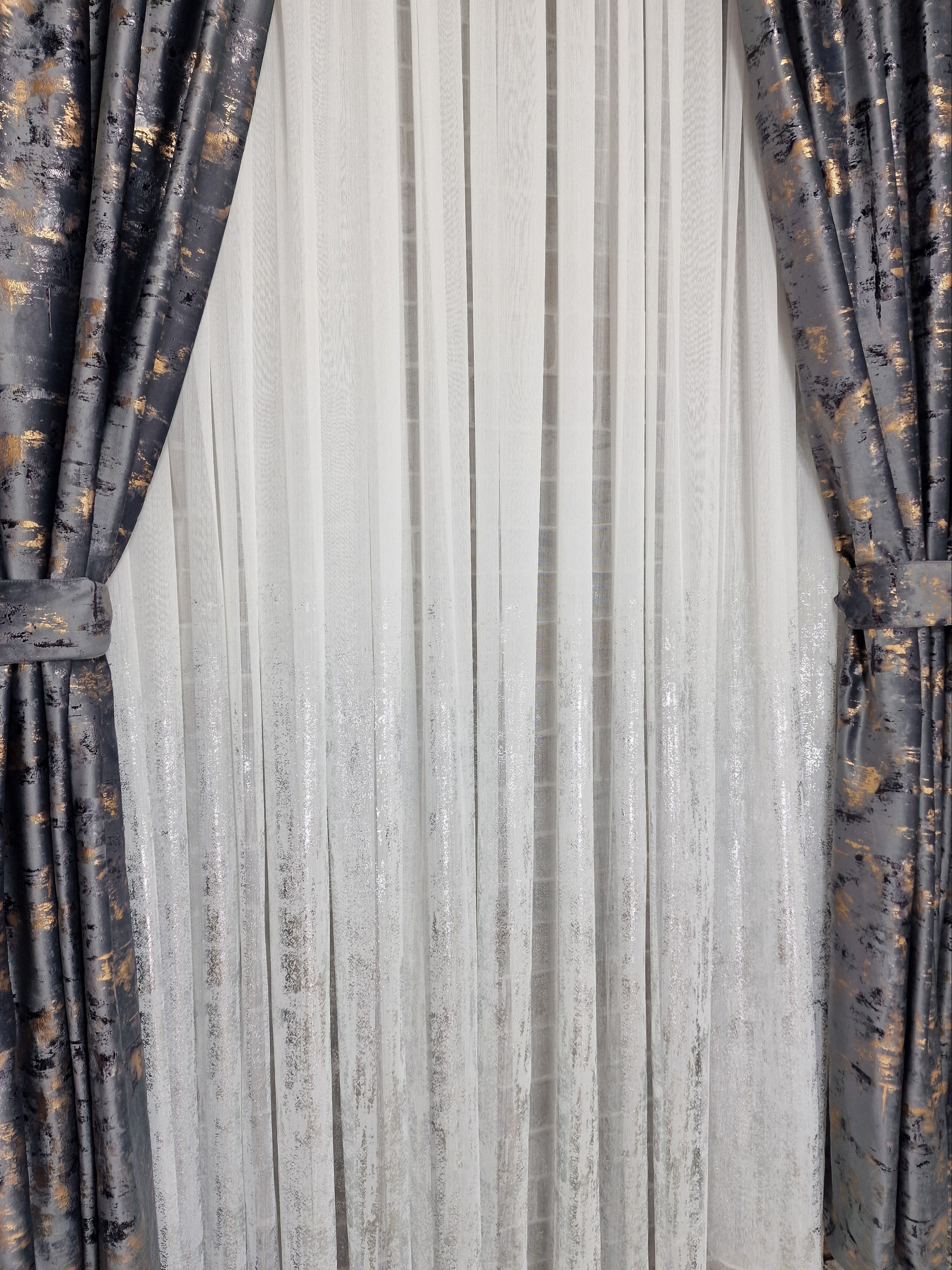 Set complet perdea si draperie, colectia Golden, varianta gri inchis - CASABLANCA Set complet perdea si draperie, colectia Golden, varianta gri inchis CASABLANCA  740.00 CASABLANCA  CASABLANCA