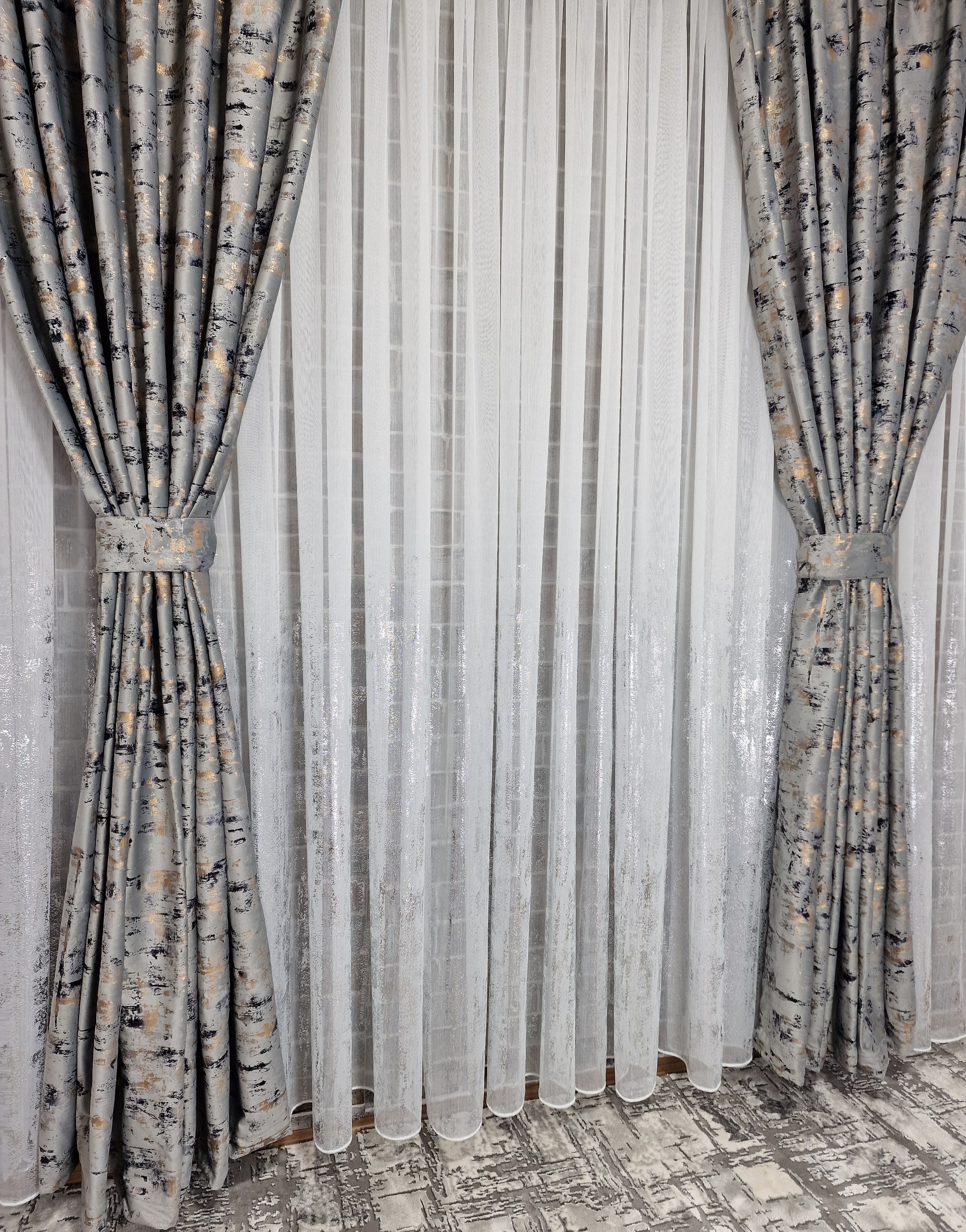 Set complet perdea si draperie, colectia Golden, varianta gri deschis - CASABLANCA Set complet perdea si draperie, colectia Golden, varianta gri deschis CASABLANCA  740.00 CASABLANCA  CASABLANCA