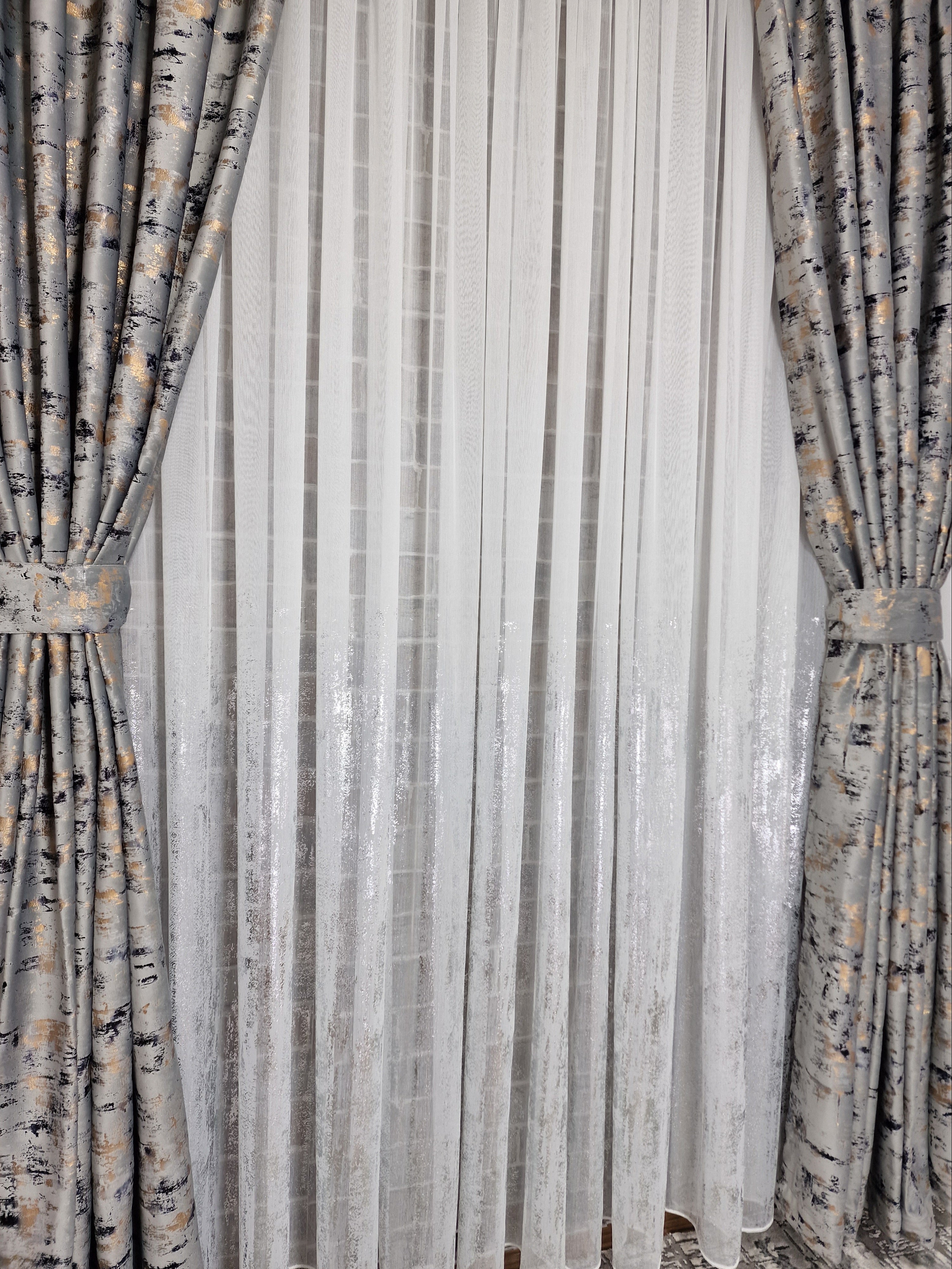 Set complet perdea si draperie, colectia Golden, varianta gri deschis - CASABLANCA Set complet perdea si draperie, colectia Golden, varianta gri deschis CASABLANCA  740.00 CASABLANCA  CASABLANCA