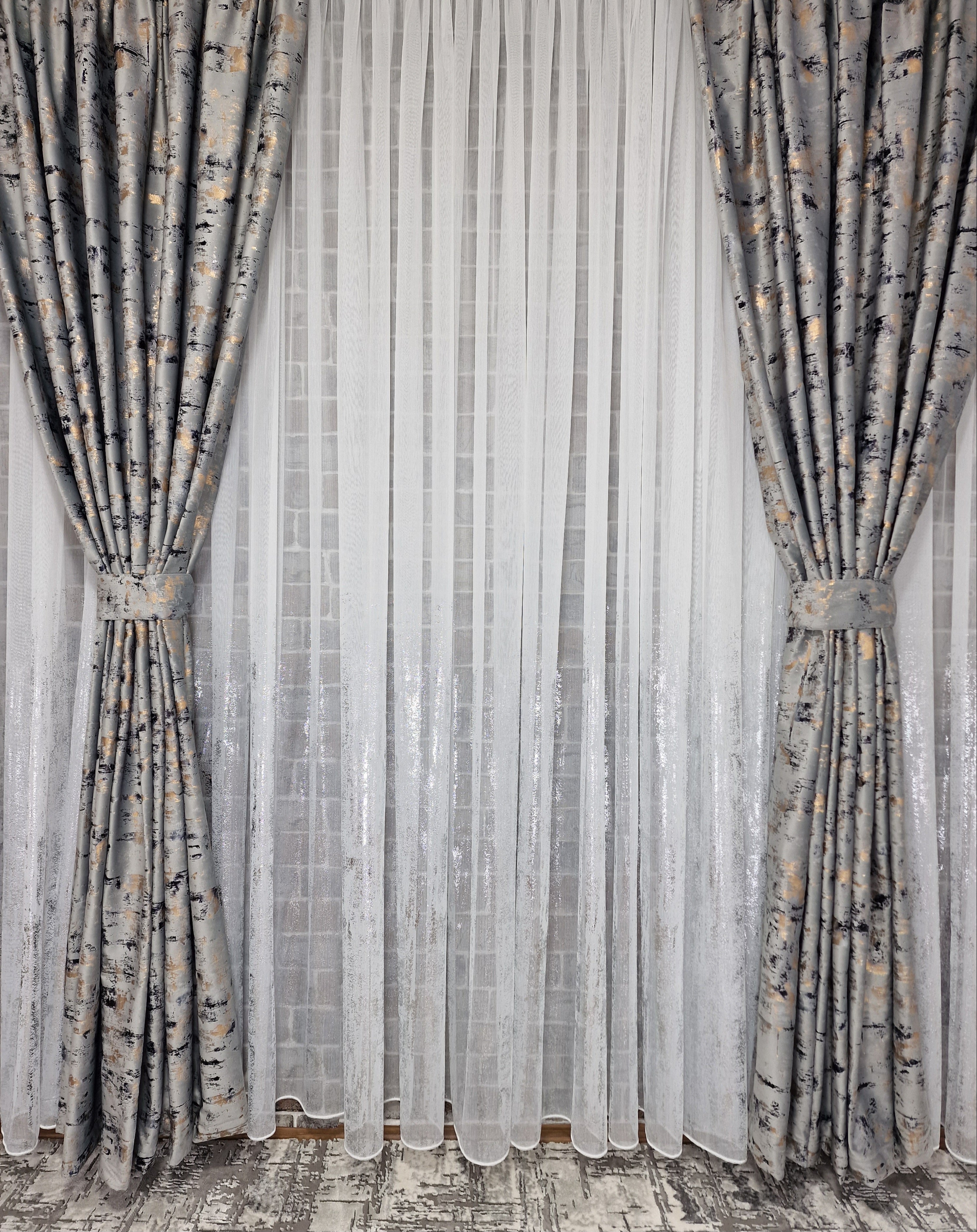 Set complet perdea si draperie, colectia Golden, varianta gri deschis - CASABLANCA Set complet perdea si draperie, colectia Golden, varianta gri deschis CASABLANCA  740.00 CASABLANCA  CASABLANCA