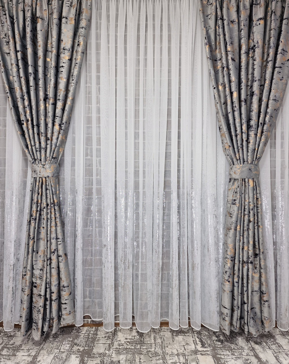 Set complet perdea si draperie, colectia Golden, varianta gri deschis - CASABLANCA Set complet perdea si draperie, colectia Golden, varianta gri deschis CASABLANCA  740.00 CASABLANCA  CASABLANCA