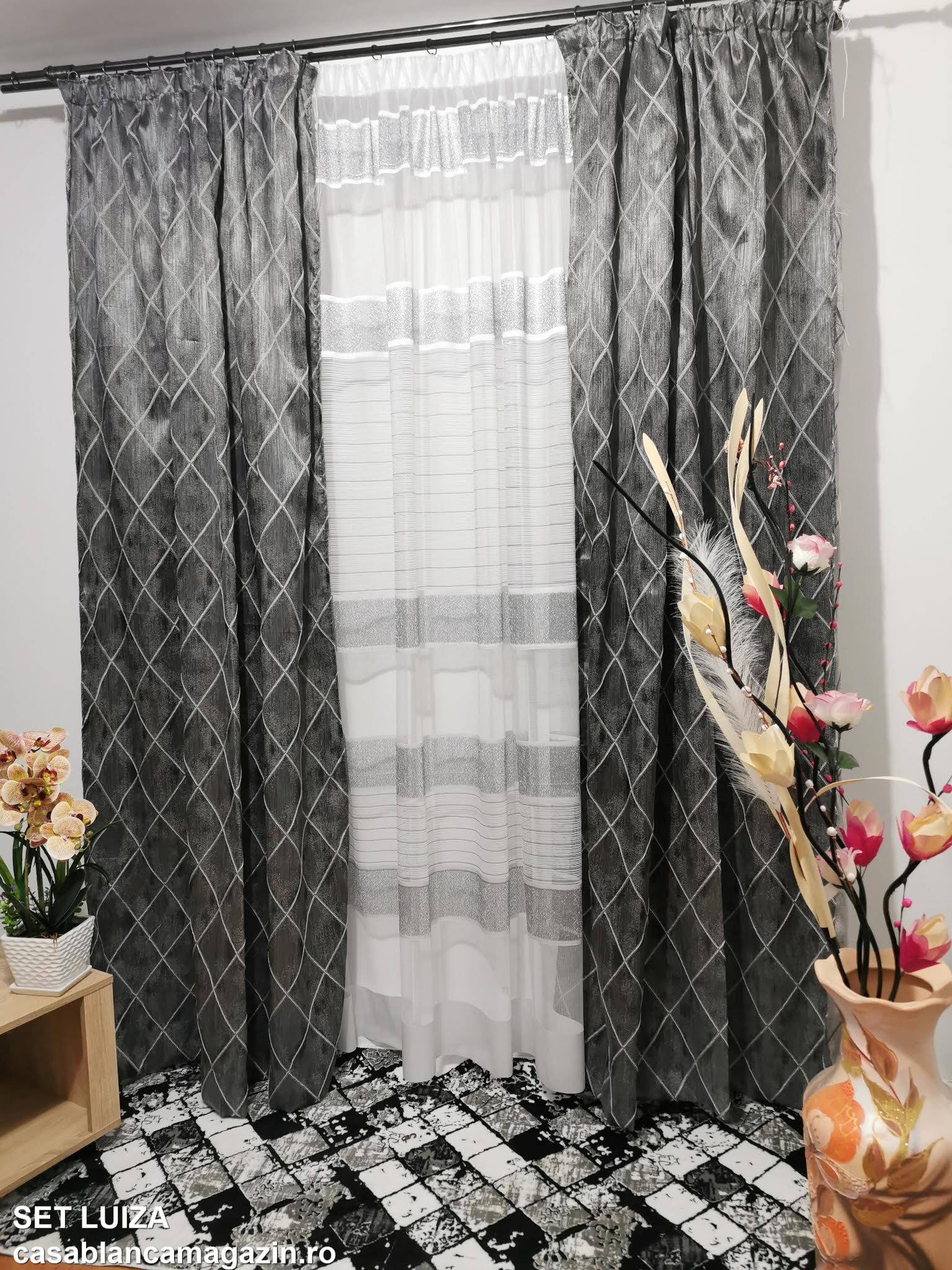 Set perdea si draperie Luiza, imprimeu geometric, ideal pentru spatii contemporane - CASABLANCA Set perdea si draperie Luiza, imprimeu geometric, ideal pentru spatii contemporane Casa Blanca Curtains & Drapes 420.00 CASABLANCA  CASABLANCA