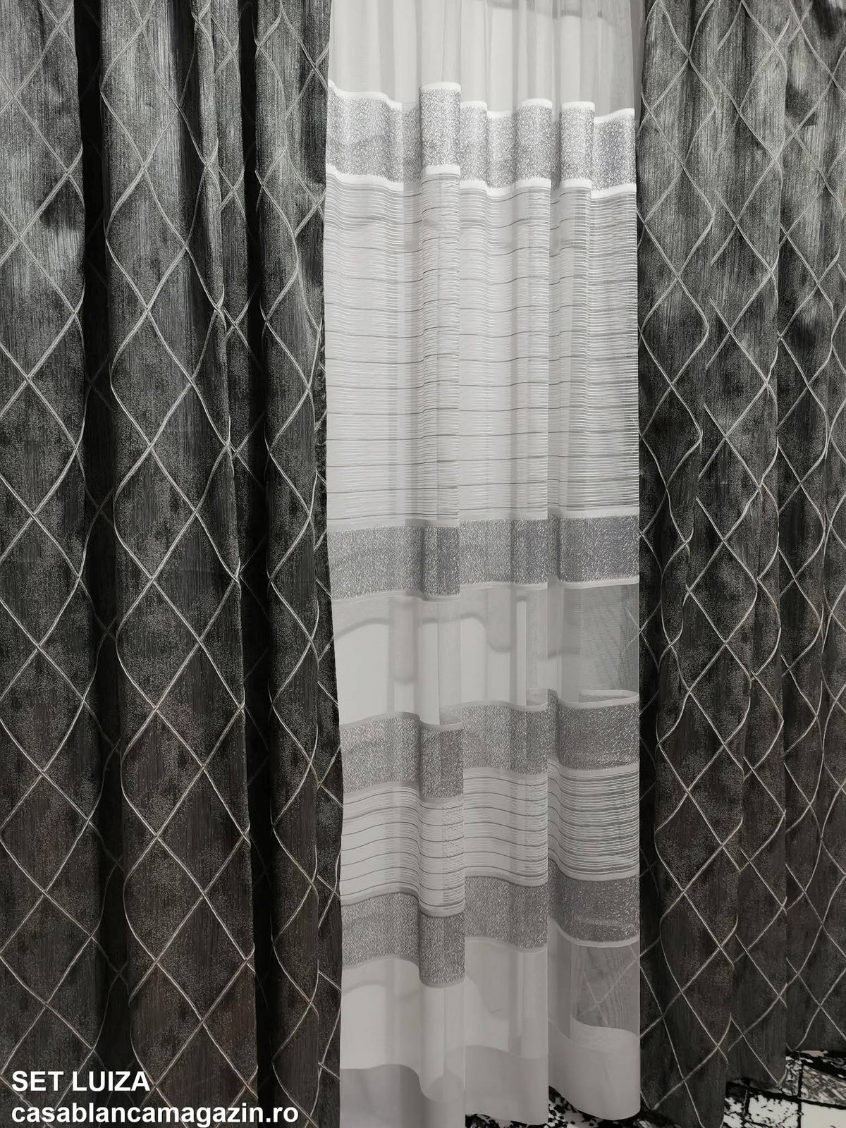 Set perdea si draperie Luiza, imprimeu geometric, ideal pentru spatii contemporane - CASABLANCA Set perdea si draperie Luiza, imprimeu geometric, ideal pentru spatii contemporane Casa Blanca Curtains & Drapes 420.00 CASABLANCA  CASABLANCA