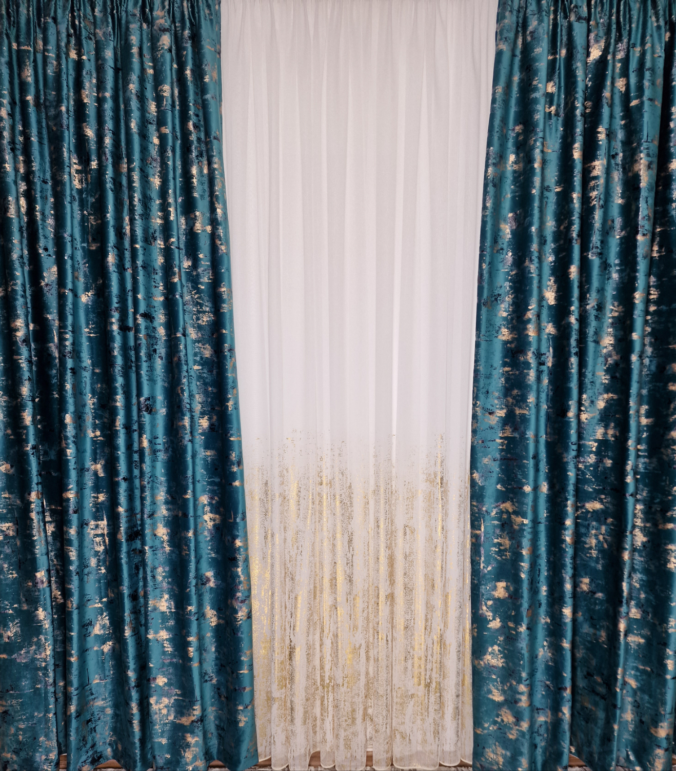 Set complet perdea si draperie, colectia Golden, varianta turcoaz - CASABLANCA Set complet perdea si draperie, colectia Golden, varianta turcoaz CASABLANCA  740.00 CASABLANCA  CASABLANCA